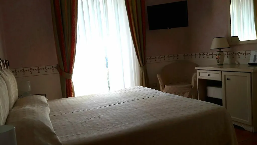 Caroline Hotel Brusimpiano